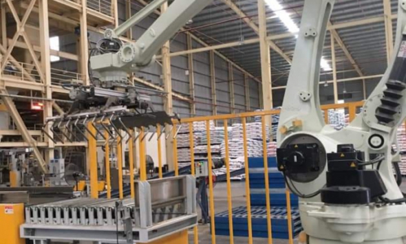 Robot gắp bao trong nhà máy thức ăn gia súc | Global Wind - Robot Hàn Công Nghiệp